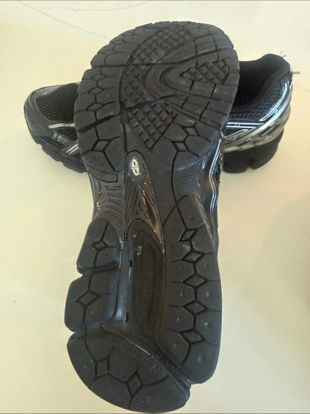 New Balance Men’s Black and Silver Mesh Athletic Sneakers